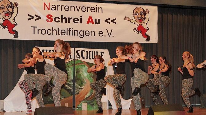 Zackig im Tarnzeug: die Steinhilbener Tänzerinnen mit ihrer »Militärschule«. FOTO: LEUSCHKE