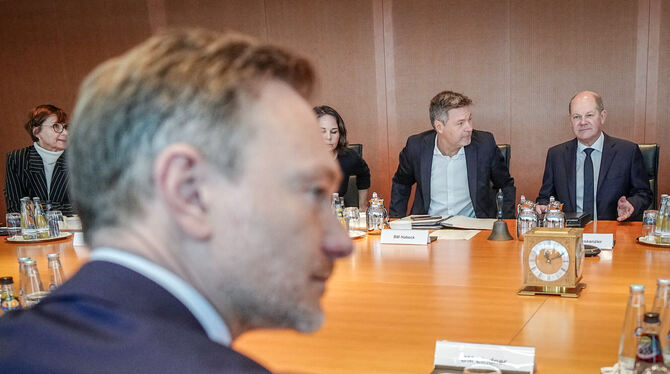 Die Ampel-Koalitionäre, allen voran Finanzminister Lindner (vorne) und Kanzler Scholz (hinten rechts), haben keinen verfassungsk