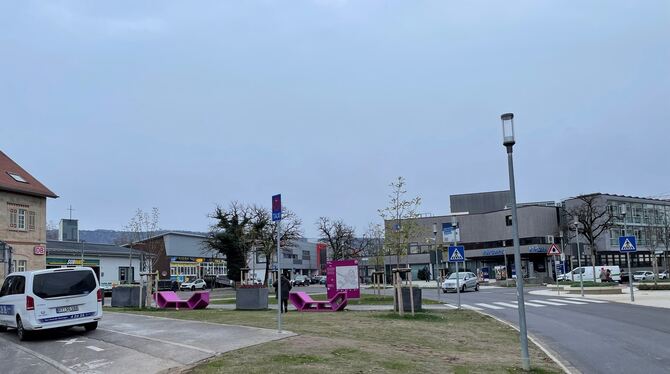 Der Vorplatz des Bahnhofsgebäudes in Metzingen ist eine Brache mit einem halben Fußweg, einer erdbraunen Fläche und quietschbunt