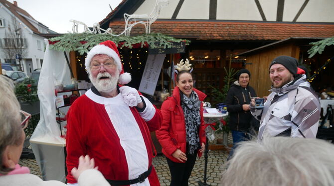 Auch auf dem Metzinger Weihnachtsmarkt ein Highlight, wenn die Besucherscharen dem Weißbärtigen mit rotem Kittel begegnen.