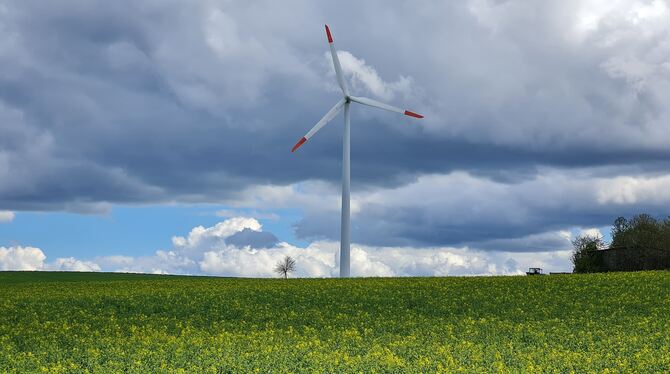 Auch auf der Alb gibt es zahlreiche Flächen, die geeignet für Windkraft sind. Hier ist eine Anlage bei Münsingen-Böttingen zu se