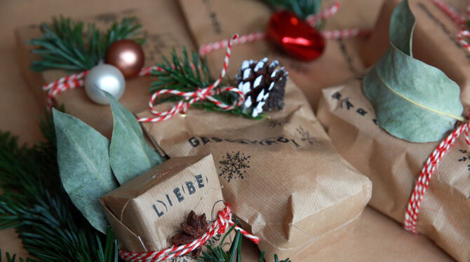 An Weihnachtsfeiern werden gern kleine Wichtelgeschenke verschenkt. Varianten, wie das geschieht, gibt es viele.