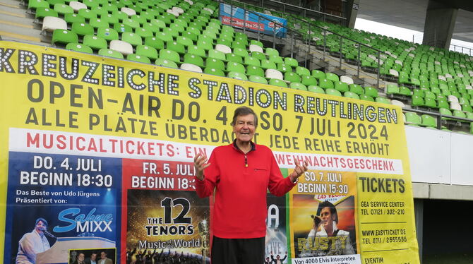 Heinz Bertsch im Kreuzeiche-Stadion vor dem Plakat zu seiner Serie mit Tribute-Konzerten.