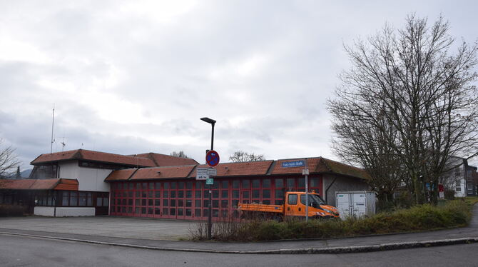 Beim Feuerwehrhaus stehen Sanierungsarbeiten an. Die Kosten liegen bei einer halben Million Euro. FOTO: NOWARA