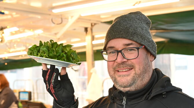 Marktmeister Martin Frech mit –  klar –  Ackersalat.