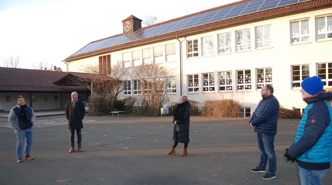 Photovoltaik auf Dächern wie dem der Neuhäuser Uhlandschule bietet noch viel Potenzial in der Stadt. Im Bild die Macher Klaus Rü