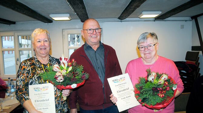 Beim Abschied der »Frohen Runde« (von links): Renate Ptoschek, Günter Eissler und Helga Breining.  FOTO: SCHERTLIN