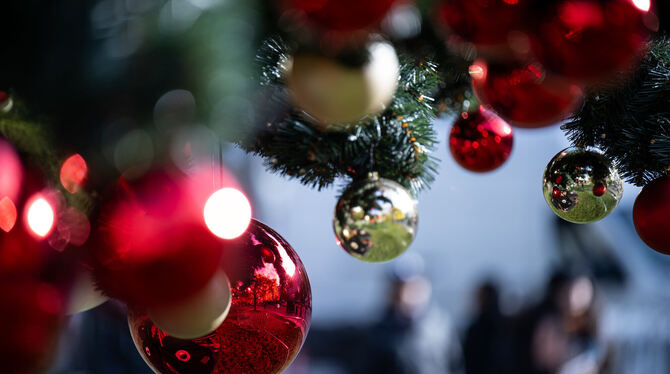 Stimmungsvoll und vom Fehlerteufel inspiriert: Christbaumschmuck an der »Nordmanntonne«.