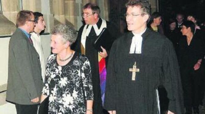 Die Vorsitzende des Kirchengemeinderats, Anneliese Tempel, geleitete Bischof Wolfgang Huber zum abendlichen Festgottesdienst in der Betzinger Mauritiuskirche (Im Hintergrund Pfarrer Christoph Zügel).
FOTO: NIETHAMMER