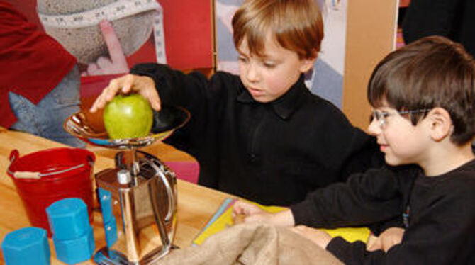 Ja, was wiegt er denn, der Apfel? Die Spiel-Insel »Kilo-Meter« ist ein Paradies für kleine Handwerker und Händler, die gerne einmal messen und wiegen.
FOTO: NIETHAMMER