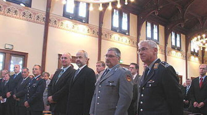 Historischer Akt, feierlicher Rahmen: Zur Außerdienststellung des Truppenübungsplatz Kommandos standen die Gäste auf.
GEA-FOTO: DEW