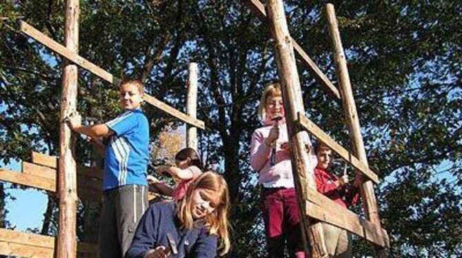 Der Bauspielplatz ist einer der Lieblingsplätze der Kinder auf der Kusterdinger Jugendfarm.
FOTO: RAW