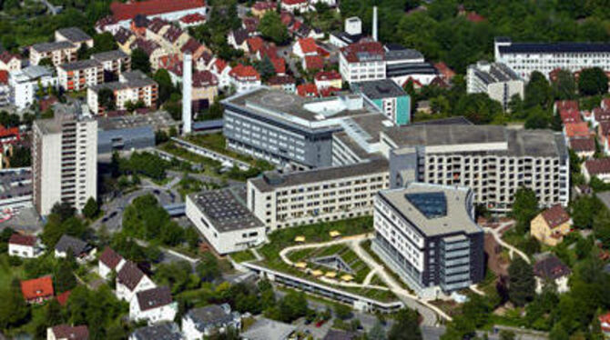 Bald wieder Baustelle: Das Klinikum am Steinenberg. Diesmal ist das Bettenhaus Süd (im Bild rechts) dran.
LUFTBILD: GROHE