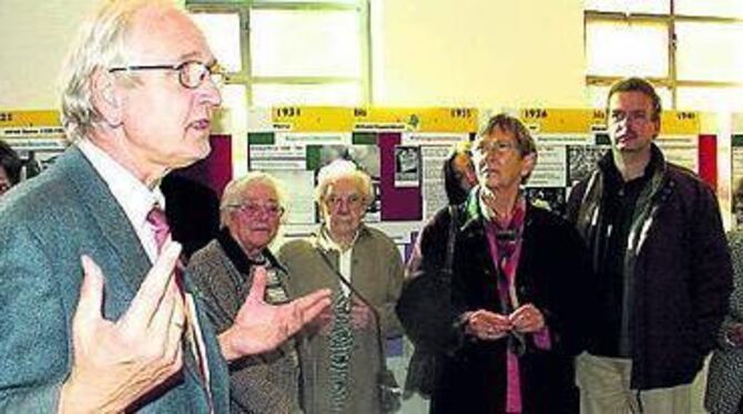 Pfarrer Günther Kempka (links) führte in die Ausstellung »75 Jahre Andreaskirche« ein.
FOTO: LEIPPERT