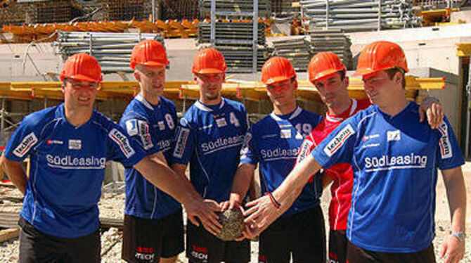 Auf der Noch-Baustelle Porsche-Arena wollen (von links) Trainer Eckard Nothdurft sowie die Spieler Michal Baran, Petr Kust, Andreas Blank, Goran Stojanovic und Rastko Stojkovic in der nächsten Saison Bundesliga-Handball bieten.
FOTO: NIETHAMMER