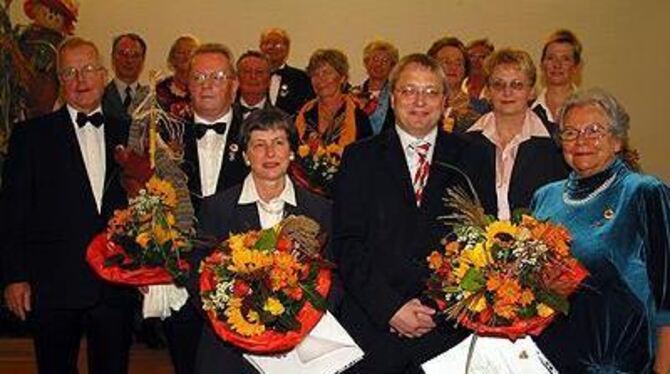 Ehrungen beim Liederkranz (vordere Reihe, von links): Vorsitzender Burkhard Rahn, Sängervorstand Michael Ott,  Angelika Braun, Bürgermeister Robert Hahn, Uhlandgauvorsitzende Irmgard Naumann und Eva Gminder.
FOTO: AN