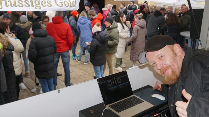 DJ Brause legt sonst im »Trödler« und in der »Nachtfabrik« auf, am Heiligen Morgen sorgte er auf dem Münsinger Rathausplatz für