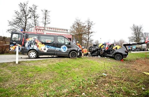 Zwei Schwerverletzte Nach Frontalcrash Auf Der B312 Bei Riederich ...