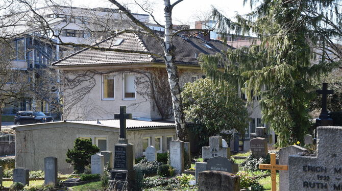 Das ehemalige Aufseherhaus auf dem Stadtfriedhof wird saniert.  FOTO: KREIBICH