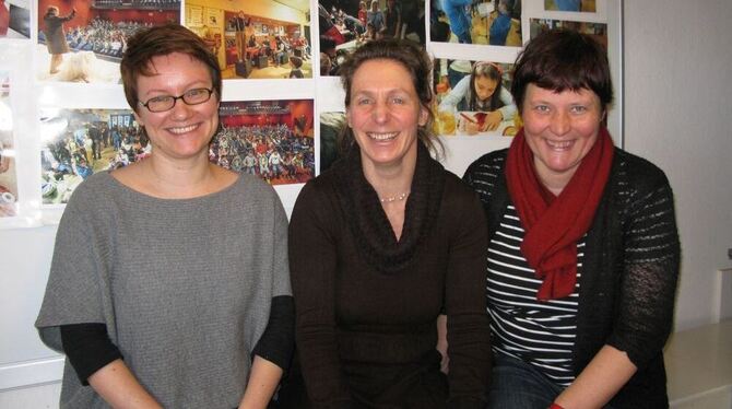 Katrin Sältzer (von links), Sonka Müller und Andrea Dohse helfen Flüchtlingskindern, in Deutschland anzukommen. FOTO: JULE