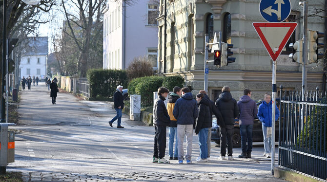 An den Kreuzungspunkten der Planie mit Kaiser- und Bismarckstraße haben künftig Fußgänger und Radler Vorfahrt.  FOTO: PIETH