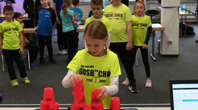 Unfassbar schnell stapeln schon kleine Hände die Becher beim Sport-Stacking.