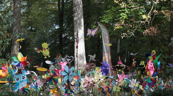 Viele bunte Tupfer: Windspiele erinnern auf dem Tübinger Bergfriedhof an Kinder, die gestorben sind, bevor die Eltern sie kennen