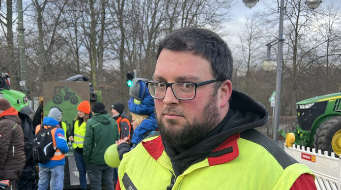 Michael Wiedemann fuhr mit dem Traktor von Krumbach nach Berlin.  FOTO: JUNGINGER