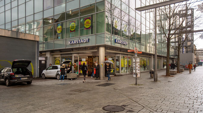 Bei Karstadt in der Esslinger Bahnhofstraße gehen bald die Lichter aus.  FOTO: BULGRIN