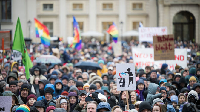 In vielen Städten in Deutschland gehen die Menschen gerade gegen Rechtsextremismus und gegen die AfD auf die Straße.