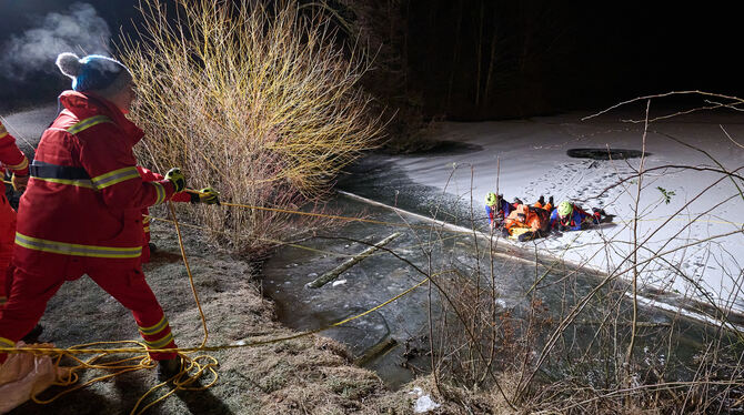 Rettung in letzter Sekunde: Zu Übungszwecken ziehen DLRG-Mitglieder zwei Kameraden aus dem Reutlinger Breitenbachsee.  FOTO: SCH