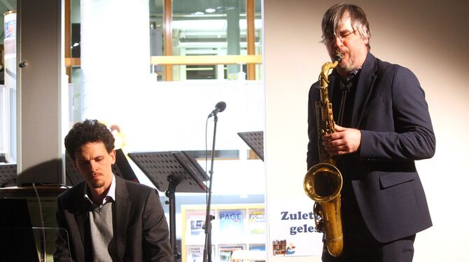 Anselm Krisch am Piano und Sandi Kuhn am Saxofon in der Reutlinger Stadtbibliothek.