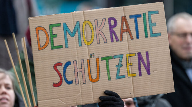 Tausende Menschen besuchten Demonstrationen für die Stärkung der Demokratie und gegen rechte Umtriebe in vielen deutschen Städte