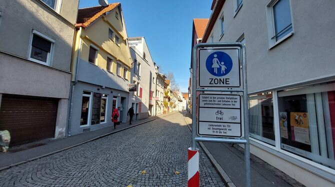 In der Lindenstraße nutzen die Passanten noch brav die Gehsteige.  FOTO: GLITZ