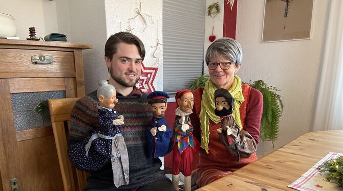 Die Eninger Sascha Krug und Maria Weber mit ihren Original Hohnsteiner Handpuppen. Sascha Krug führt die Puppenspieltradition n Die Eninger Sascha Krug und Maria Weber mit ihren Original Hohnsteiner Handpuppen. Sascha Krug führt die Puppenspieltradition n