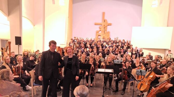 Verdienter Applaus: Dirigent Benjamin Wolf, Sopranistin Verena Gropper, die Freie Sinfonie Tübingen und der Coro Vivo Tübingen n