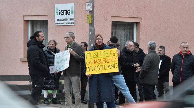 Zur Mahnwache am Dienstagabend vor der Moschee in der Karl-Jaggy-Straße kamen mehr als 20 Menschen zusammen.  FOTO: MEYER