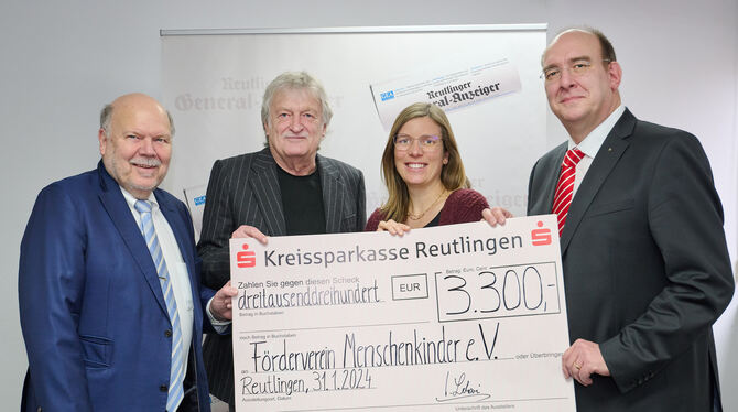 Valdo Lehari jr. (links), Veit Müller, Sabrina Pommranz und Thilo Schmid mit der hilfreichen Finanzspritze. FOTO: SCHANZ