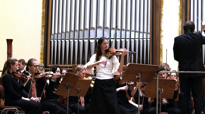 Solistin Julia Galic und das Akademische Orchester der Universität Tübingen unter der Leitung von Philipp Amelung.
