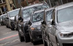 Im Vergleich zu „normalen“ Autos brauchen SUVs wesentlich mehr Parkraum.