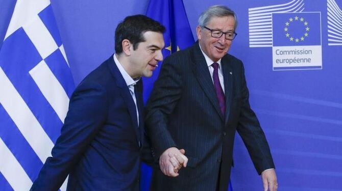 Der griechische Regierungschef Tsipras (l) hat sich in Brüssel mit EU-Kommissionspräsident Juncker getroffen. Foto: Olivier H