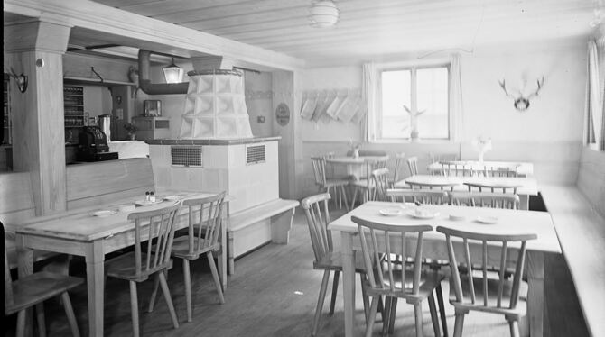 Gaststätte 1938: Der markante Kachelofen könnte Wiedererkennungswert haben.