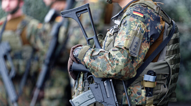 Soldaten stehen beim Antrittsbesuch von Verteidigungsminister Pistorius beim militärischen Organisationsbereich (OrgBer) Cyber-