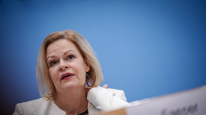 Innenministerin Nancy Faeser (SPD) stellt bei einer Pressekonferenz Maßnahmen gegen Rechtsextremismus vor.