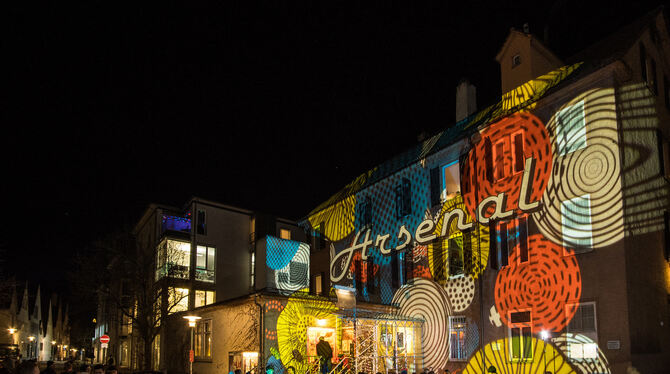 Umlagert von Kinofans und in bunte Farben getaucht: In der Tübinger Altstadt wird dieser Tage Abschied gefeiert.  FOTO: GONSCHI