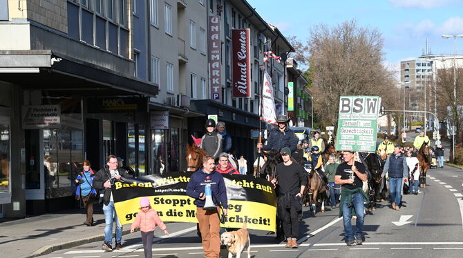 »Aus Solidarität mit den Bauern« ziehen Reiterinnen und Reiter durch die Stadt.