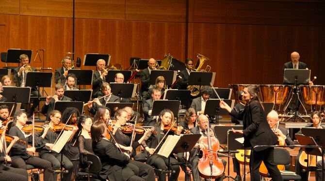 Ariane Matiakh mit der Württembergischen Philharmonie Reutlingen beim Konzert »Sonntags um elf«.