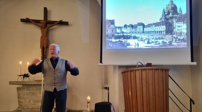 Peter Blötscher, ein Kenner und Förderer der Dresdner Frauenkirche, bei seinem Vortrag über Geschichte, Zerstörung sowie Wiedera