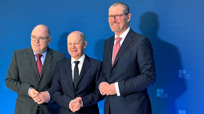 Hoher Besuch bei Geburtstagsfeier (von links): BDA-Hauptgeschäftsführer Steffen Kampeter, Bundeskanzler Olaf Scholz (SPD) und B