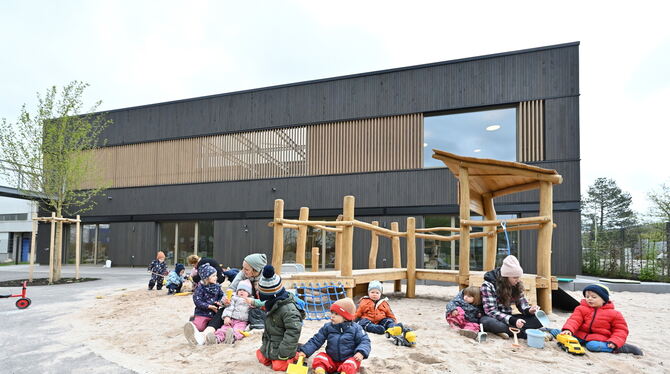 Kinder spielen im Sandrund der im April 2023 eröffneten Kita der Hugo Boss AG.